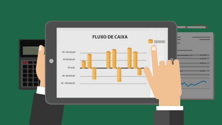 Homem segurando um tablet que tem uma projeção de fluxo de caixa