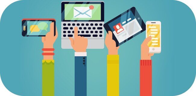 Imagem mostra várias pessoas cada uma com uma nova tecnologia na mão, como celular, tablet e notebook