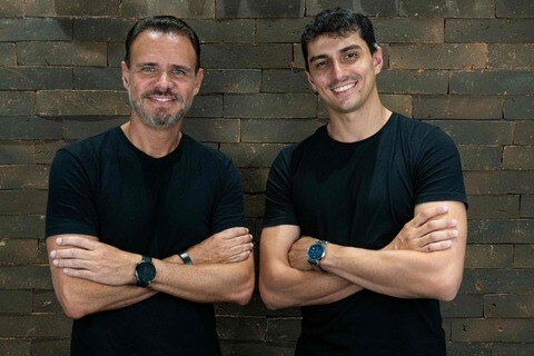 Imagem mostra uma foto dos sócios fundadores da Kait, Marcelo e Afonso.