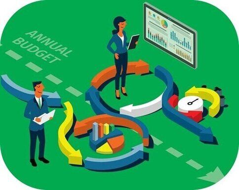 Imagem destaca duas pessoas olhando para um relatório